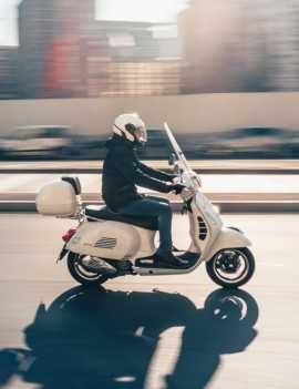 coursier en scooter sur Paris