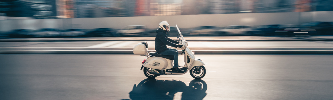 Coursier rapide en moto dans Paris